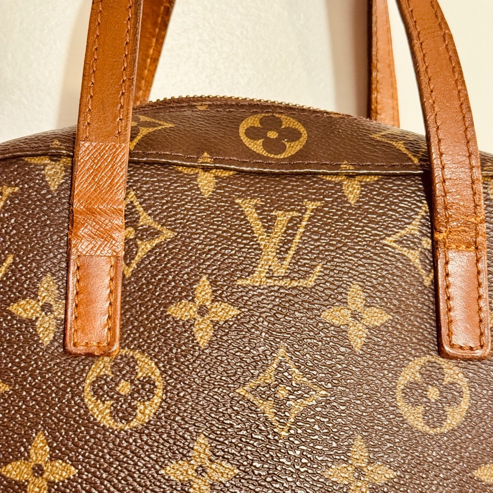 Louis Vuitton monogram hand bag can be attached a strap on it to be shoulder bag - Picture 4 of 16